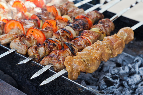 Kebab de carne fresca apetitoso (shashlik) preparado en una parrilla
 - Foto, Imagen