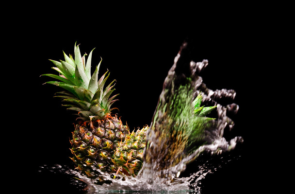 Widok dwa ładne świeżych ananasów na czarnym tle - Zdjęcie, obraz
