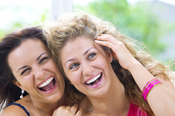 Retrato de duas jovens garotas atraentes se divertindo
 - Foto, Imagem