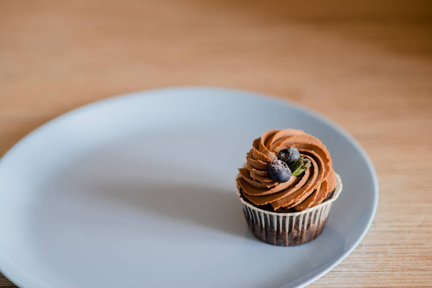 udekorowane smaczne Cupcake z plasterkiem truskawki i czekolady na stole. Widok poziomy kilka obiektów - Zdjęcie, obraz