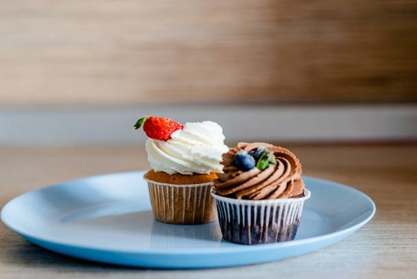 díszített ízletes Cupcake szelet eper és csokoládé az asztalra. Több objektum vízszintes nézete - Fotó, kép