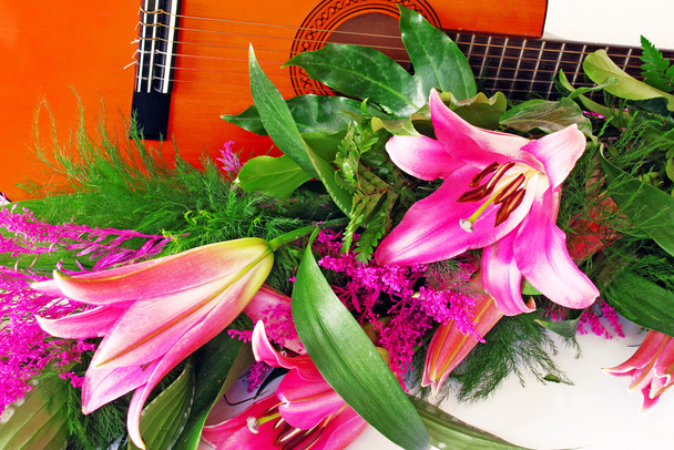 složení kytara růžové lilie - Fotografie, Obrázek