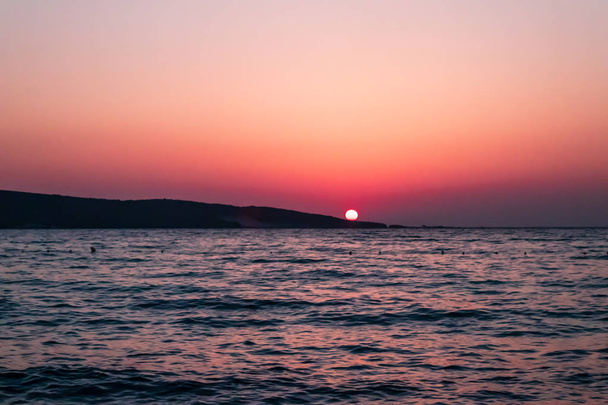 iyi renklerle gün batımında deniz geniş bir manzara ateş - Fotoğraf, Görsel