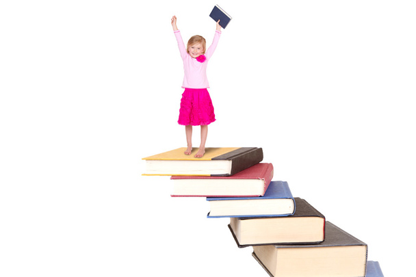 kind op trap van boeken - Foto, afbeelding