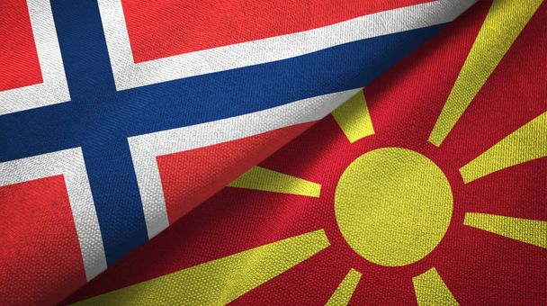 Norsko a Makedonie dvě vlajky textilní tkaniny, textura textilií - Fotografie, Obrázek