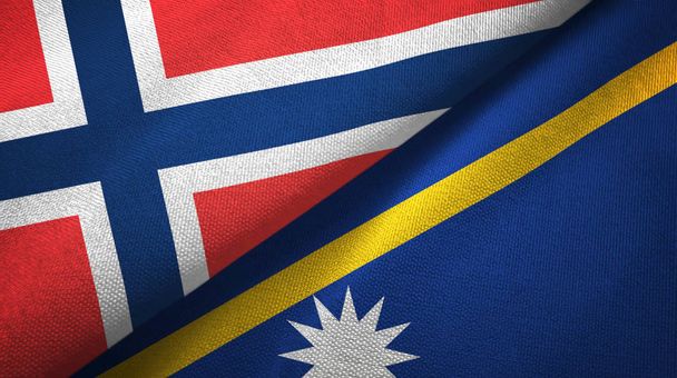Noruega e Nauru duas bandeiras de pano têxtil, textura de tecido
 - Foto, Imagem