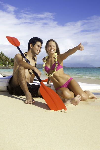 Paar am Strand mit Surfskiern - Foto, Bild