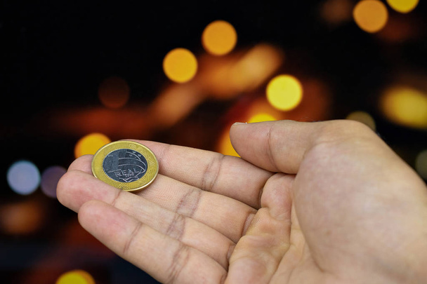 Холдинг бразильська грошова монета на розмитому фоні - Фото, зображення