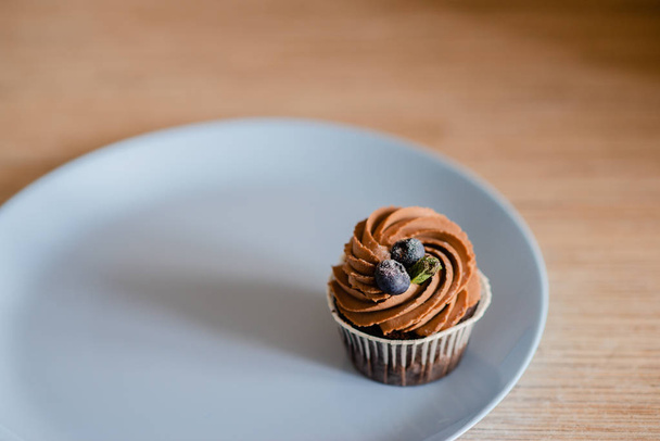 decorado saboroso Cupcake com fatia de morango e chocolate na mesa. Visão horizontal vários objetos
 - Foto, Imagem