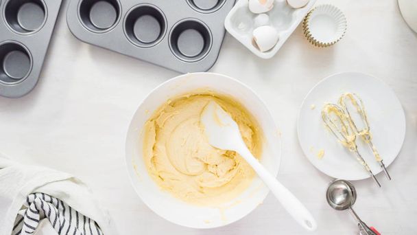 Baking vanilla cupcakes - Foto, Bild