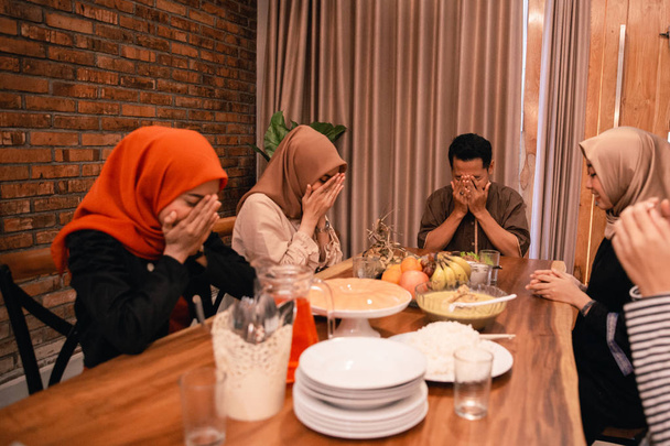 muslim people praying before break fasting dinner - Foto, Imagem