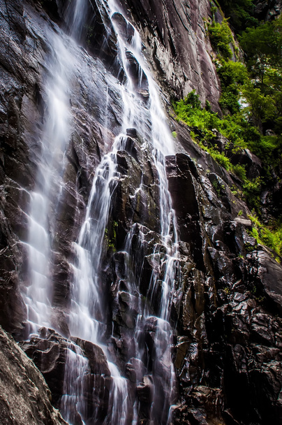 Hickory Nut Falls en Chimney Rock State Park, Carolina del Norte
. - Foto, imagen