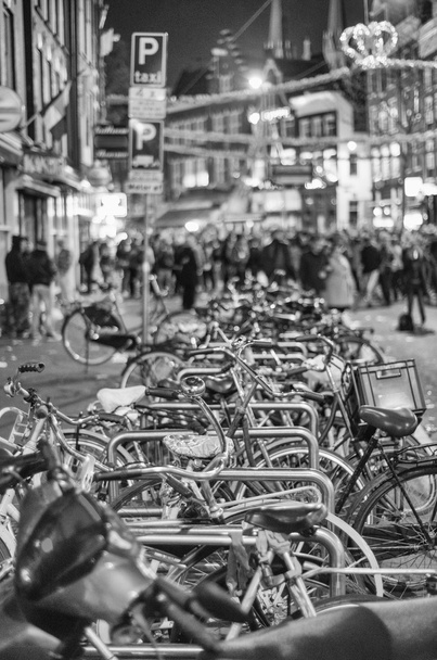 自転車との夜にアムステルダム市街 - 写真・画像