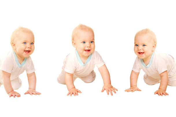 Trois bébés heureux rampant et riant
. - Photo, image