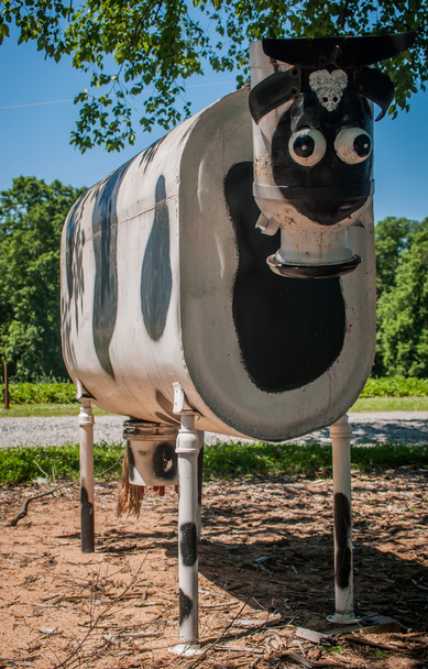 kovový kráva na farmě - Fotografie, Obrázek