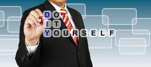 Бизнесмен с формулировкой Do It Yourself
 - Фото, изображение