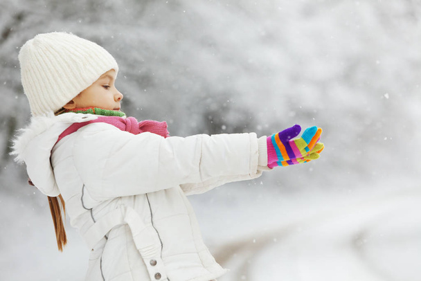 Portrait of cute little girl in winter - Fotó, kép