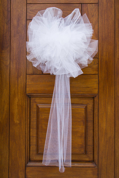 View of a bridal bow put on the front door of the bride - Fotografie, Obrázek