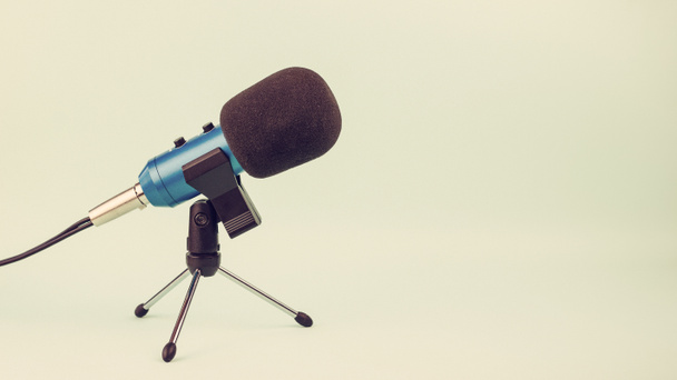 Microphone bleu avec fil sur pied dans un style vintage
. - Photo, image