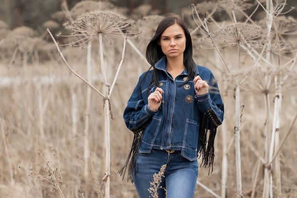 Портрет девушки в джинсах в поле
 - Фото, изображение
