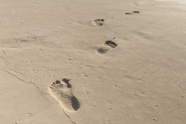 Tło wakacji letnich. Footprints na piasku oceanu - Zdjęcie, obraz