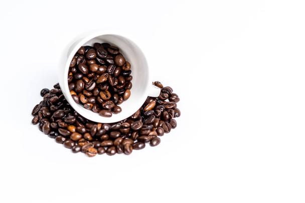 Copo com grão de café em branco
 - Foto, Imagem