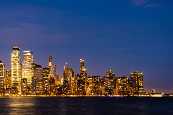 Нью-Йорк Манхеттен міського горизонту на заході сонця з Нью-Джерсі.  - Фото, зображення
