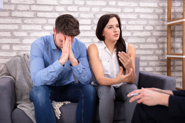 Psicólogo hablando con pareja joven deprimida acerca de la condición mental en el hogar
 - Foto, Imagen