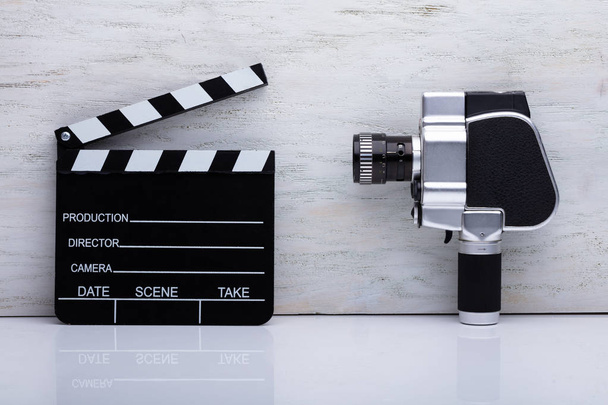 Close-up Of An Movie Camera And Clapper Board On Desk - Foto, Imagem