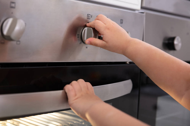Close-up Of A Pretty Girl Adjusting Temperature Of Microwave Oven - Fotoğraf, Görsel