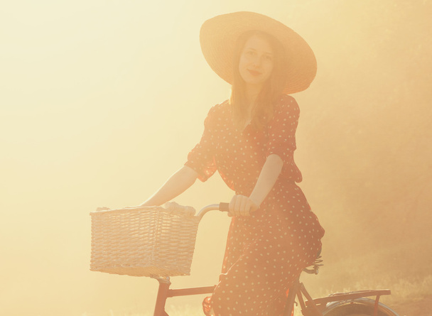 bir bisiklet gündoğumu zaman kırsal kız. - Fotoğraf, Görsel