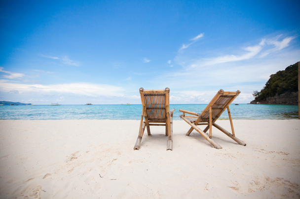 iki sandalye üzerinde mükemmel tropikal beyaz kum plaj Boracay, Filipinler - Fotoğraf, Görsel