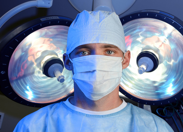 een jonge chirurg in de operatiekamer van een ziekenhuis - Foto, afbeelding