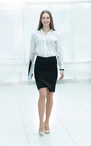 Beautiful confident businesswoman walking through a corridor - Foto, immagini