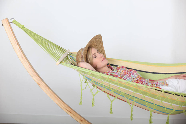 Femme couché relaxant dans hamac
 - Photo, image
