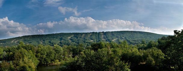 Panorama del bellissimo comprensorio sciistico Camelback sulla montagna del Big Pocono in estate
. - Foto, immagini