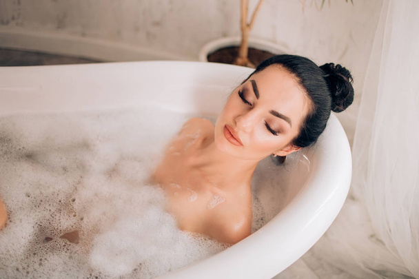 Beautiful sexy woman in bubble bathtub - Foto, imagen
