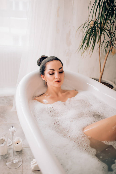 Beautiful sexy woman in bubble bathtub - Zdjęcie, obraz