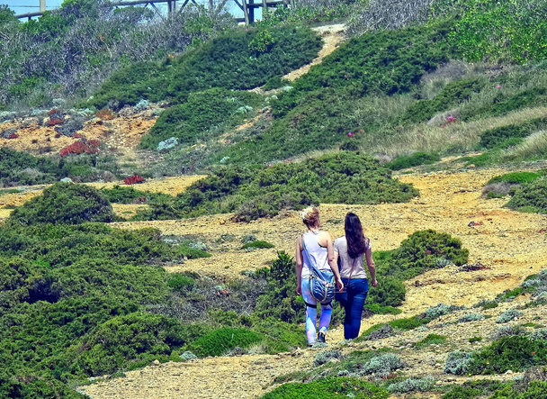 Dos mujeres jóvenes caminando en el campo
 - Foto, Imagen