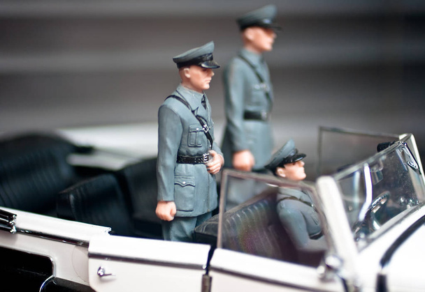 Toy soldiers on a car - Foto, Imagen