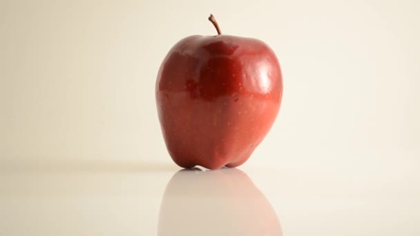 περιστρεφόμενο κόκκινο μήλο νόστιμα για ακρυλικό ενάντια στο λευκό - κουκλίτσα δικαίωμα - Πλάνα, βίντεο