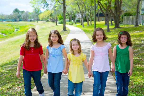 姉妹女の子と公園で歩いている友人の子供たちのグループ - 写真・画像