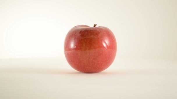 Περιστρεφόμενες mcintosh apple ενάντια στο λευκό - κουκλίτσα δικαίωμα - Πλάνα, βίντεο