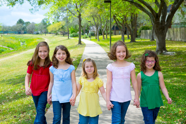 Enfants groupe de sœurs filles et amis marchant dans le parc
 - Photo, image
