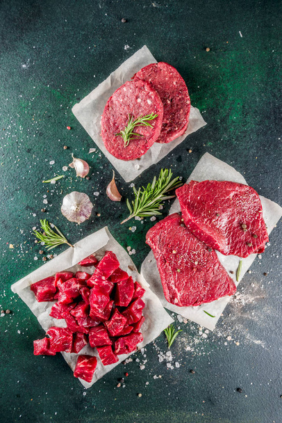 Різні сирі м'ясо яловичини зі спеціями та травами
 - Фото, зображення