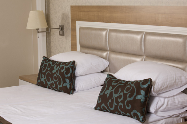 Král velké posteli v hotelovém pokoji luxusní - Fotografie, Obrázek