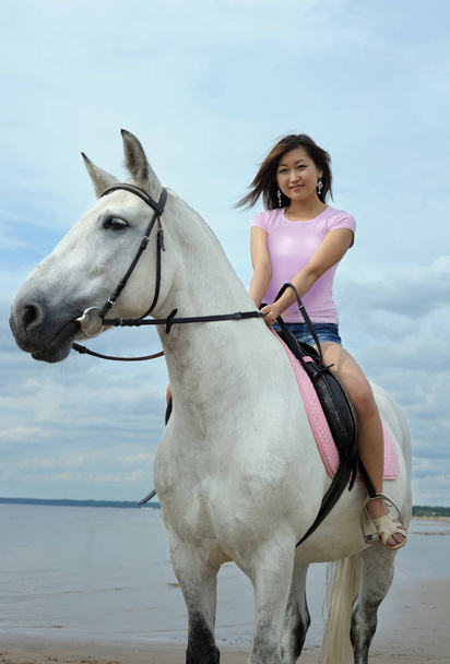Mladá asijská žena na koni na pláži - Fotografie, Obrázek