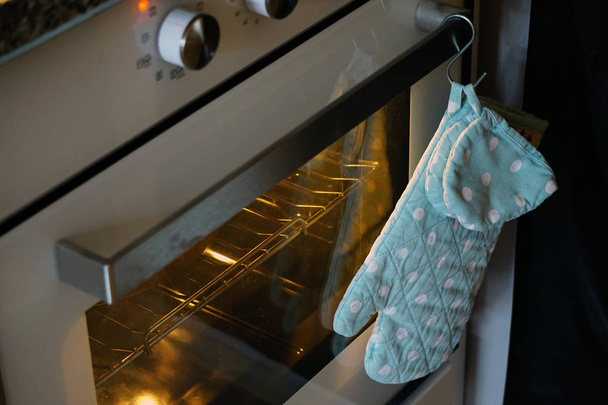 Porte-casserole main de gant de four sur le four vue rapprochée
 - Photo, image