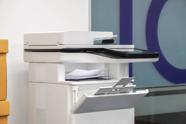cerrar impresora láser de oficina multifuncional para su uso en el escaneo e impresión de documentos comerciales en el lugar de trabajo
 - Foto, imagen