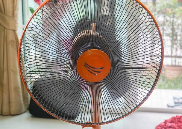 Nahaufnahme orangefarbener Ventilator zu Hause für Kühltemperatur - Foto, Bild